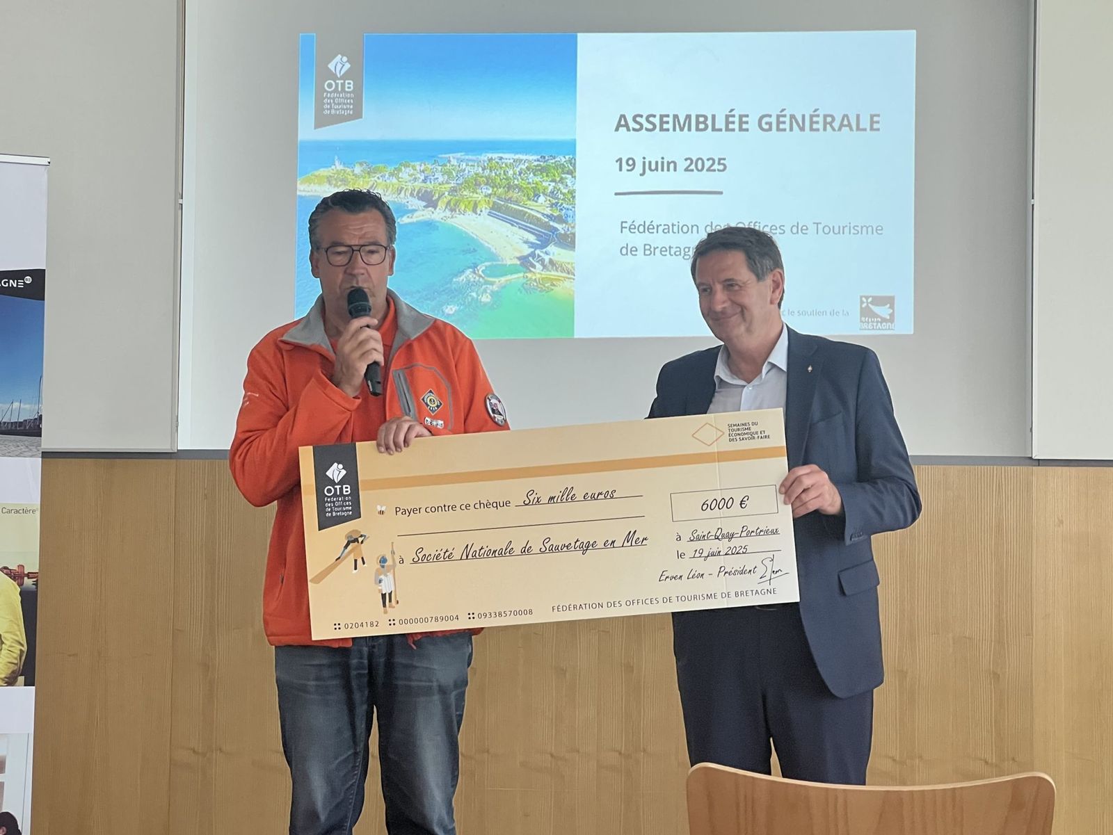La Fédération des Offices de Tourisme de Bretagne remet un chèque à la SNSM lors de son Assemblée Générale 2025