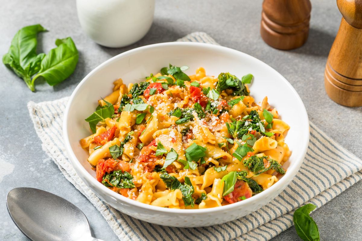 The 15-Minute Creamy Tomato & Spinach Skillet: The Cozy Weeknight Dinner