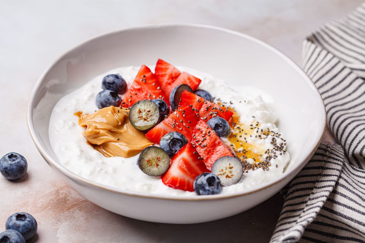 The 10-Minute Greek Cream Bowl: The Ultimate High-Protein, No-Cook Breakfast