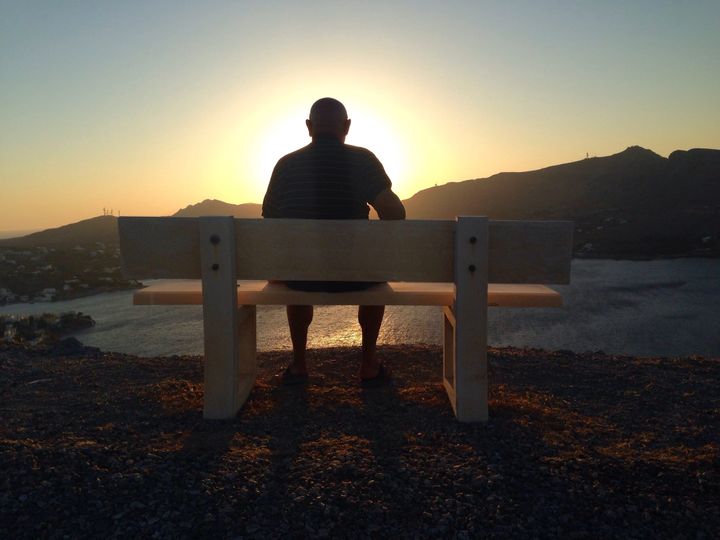 The 20-Minute "Digital Sun Down": Lowering Cortisol for Deep Evening Recovery