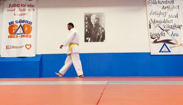 Kortsidan i IK Södras gym i Skarpnäck. Ständigt övervakade av judons grundare, Jigoro Kano.