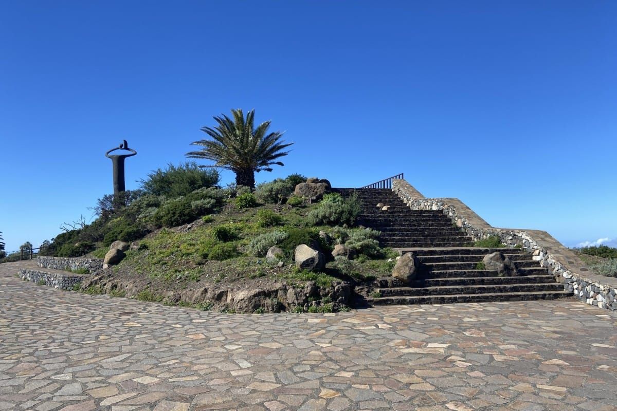 The statue representing the ancient language of Silbo Gomera