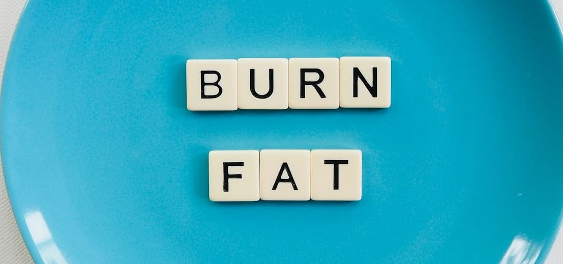 a blue plate with the words burn fat spelled on it