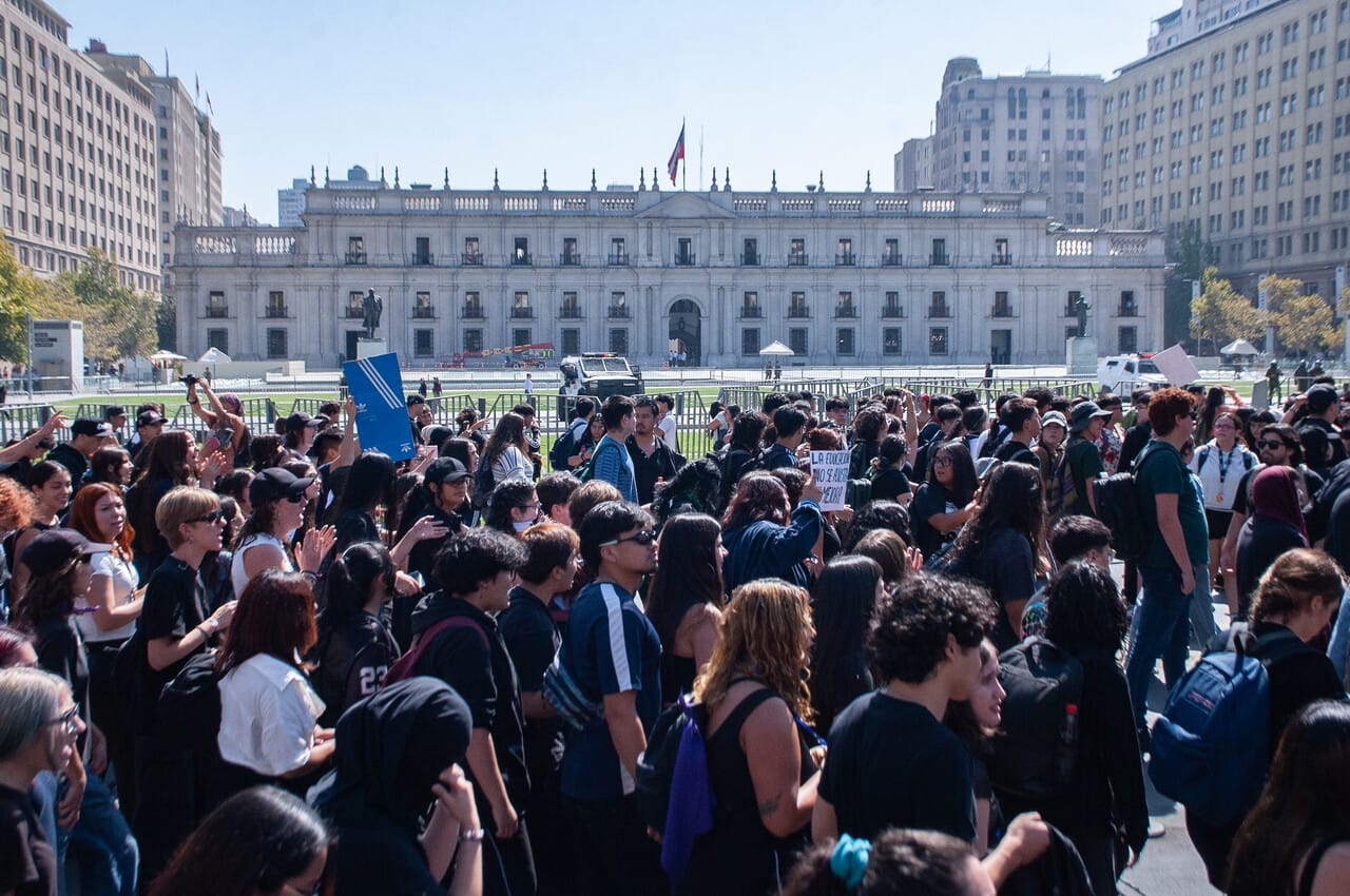 LA ORQUESTACIÓN DE LA AGITACIÓN: LAS MILICIAS ESTUDIANTILES DE LA ULTRAIZQUIERDA CONVOCAN A PARO PARA TRATAR DE BOICOTEAR LA CUENTA PÚBLICA DE KAST