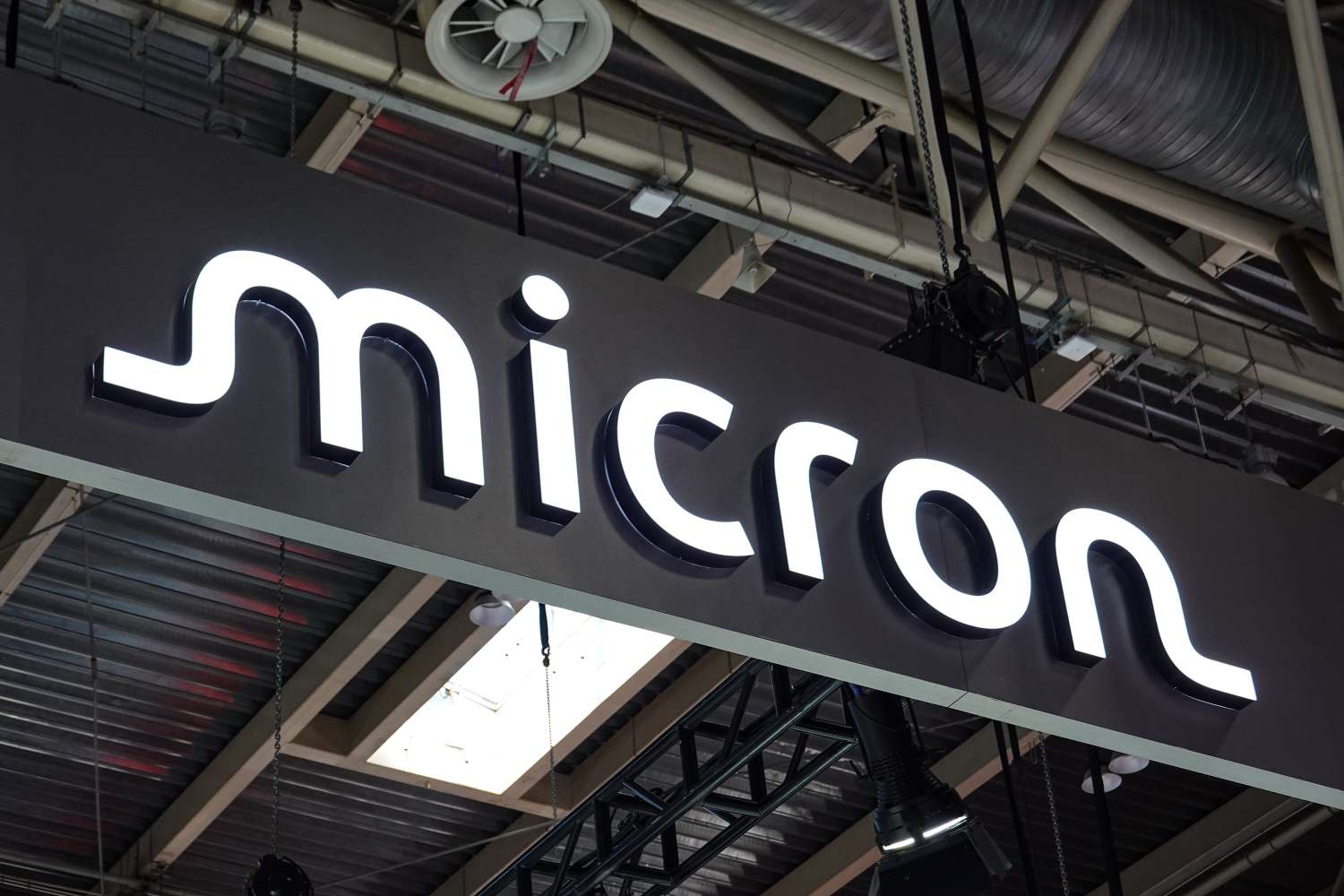 MICRON TECHNOLOGY $902.88 · +19% AYER · SUPERA $1 BILLÓN EN CAPITALIZACIÓN · TRUMP DIJO "MICRON'S GREAT" 3 DÍAS ANTES