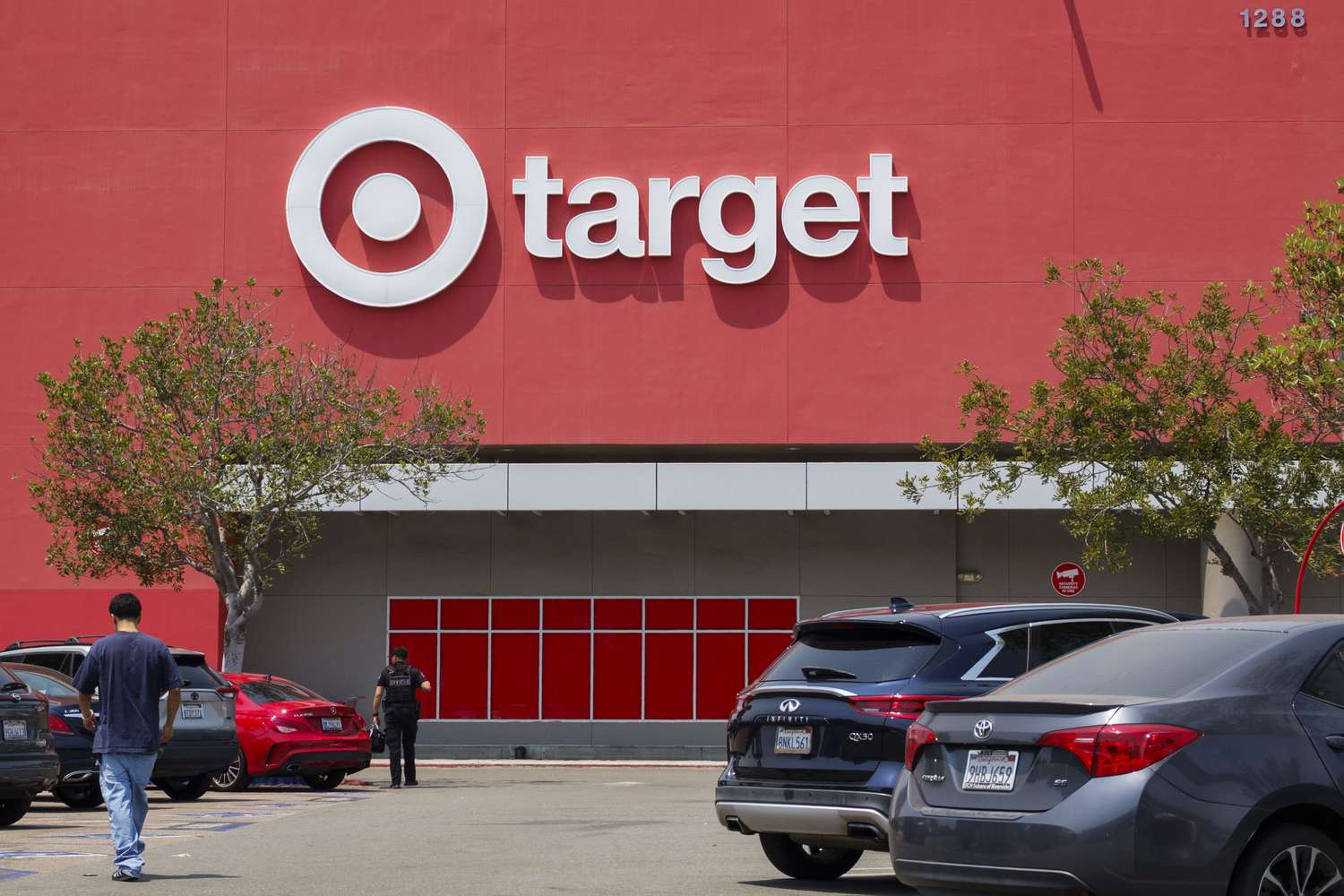 TARGET REPORTA MAÑANA MIÉRCOLES — "MOVING FROM USING AI TO RUNNING ON AI" · ¿PUEDE SORPRENDER DONDE WALMART FALLÓ?