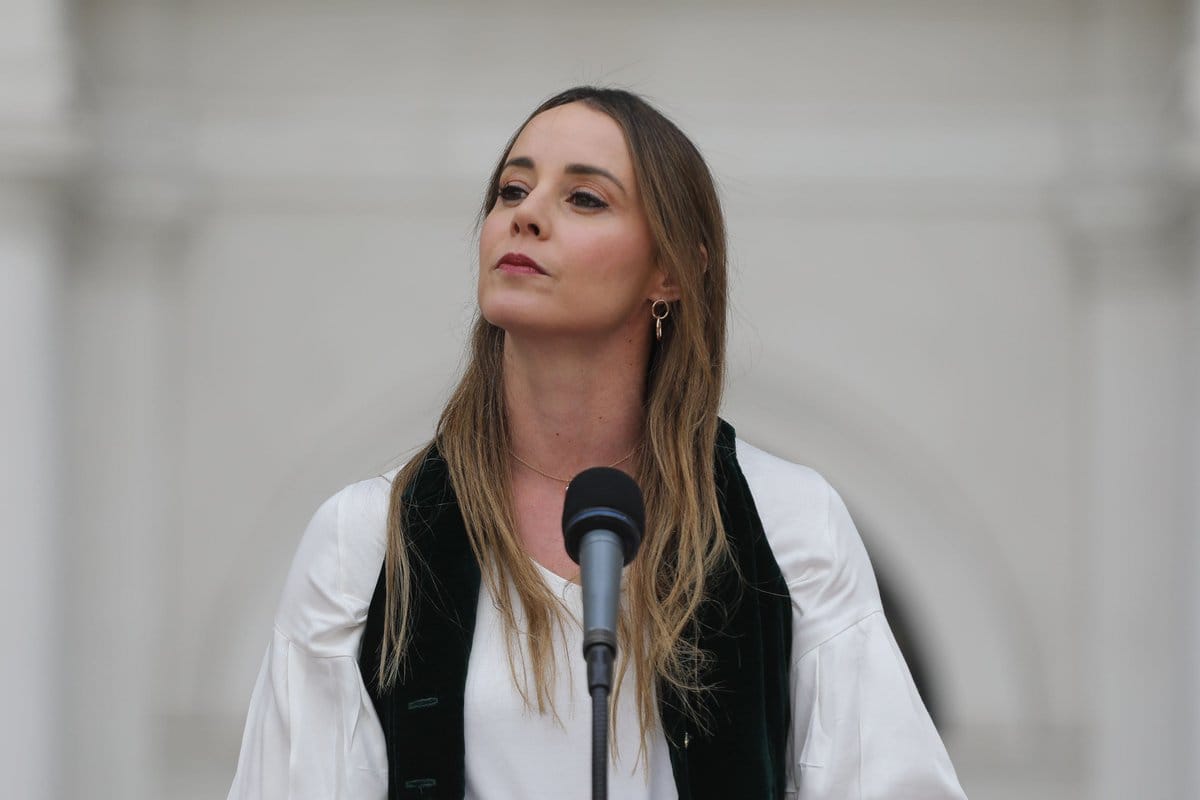 MARA SEDINI: EL VELOZ DESGASTE DE UNA APUESTA PERSONAL DE KAST — LA HISTORIA COMPLETA DE CÓMO UN CARISMA REAL SE CONVIRTIÓ EN EL MAYOR FLANCO COMUNICACIONAL DEL GOBIERNO