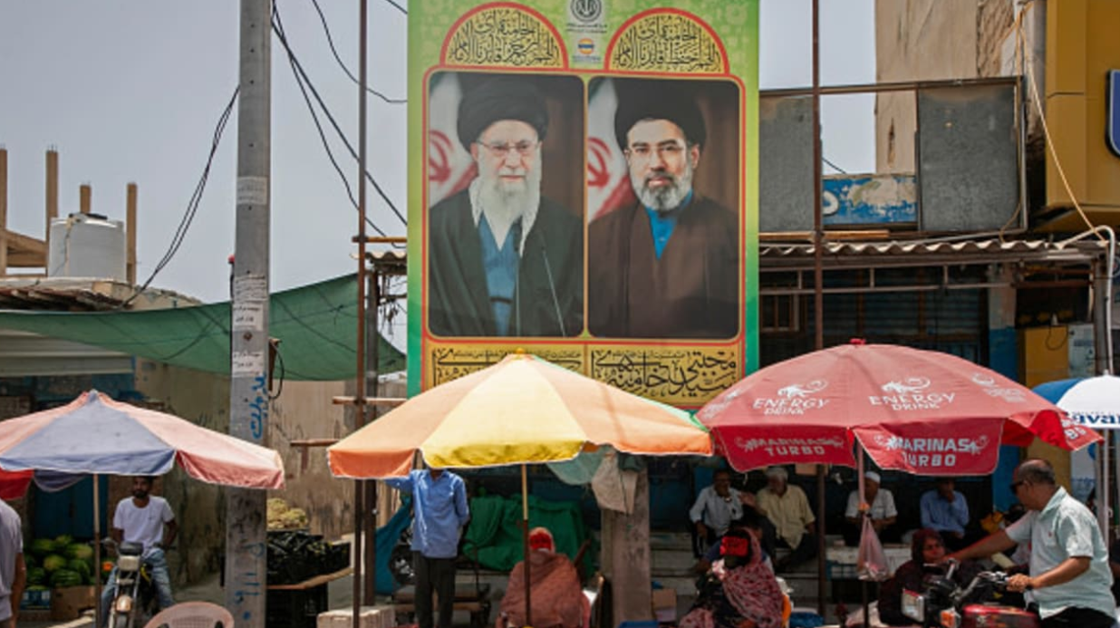 PULSO EN EL ESTRECHO DE ORMUZ: TRUMP ENDURECE LAS EXIGENCIAS NUCLEARES ANTE EL SILENCIO ESTRATÉGICO DE MOJTABA KHAMENEI Y LA RETÓRICA MILITAR DE TEHERÁN