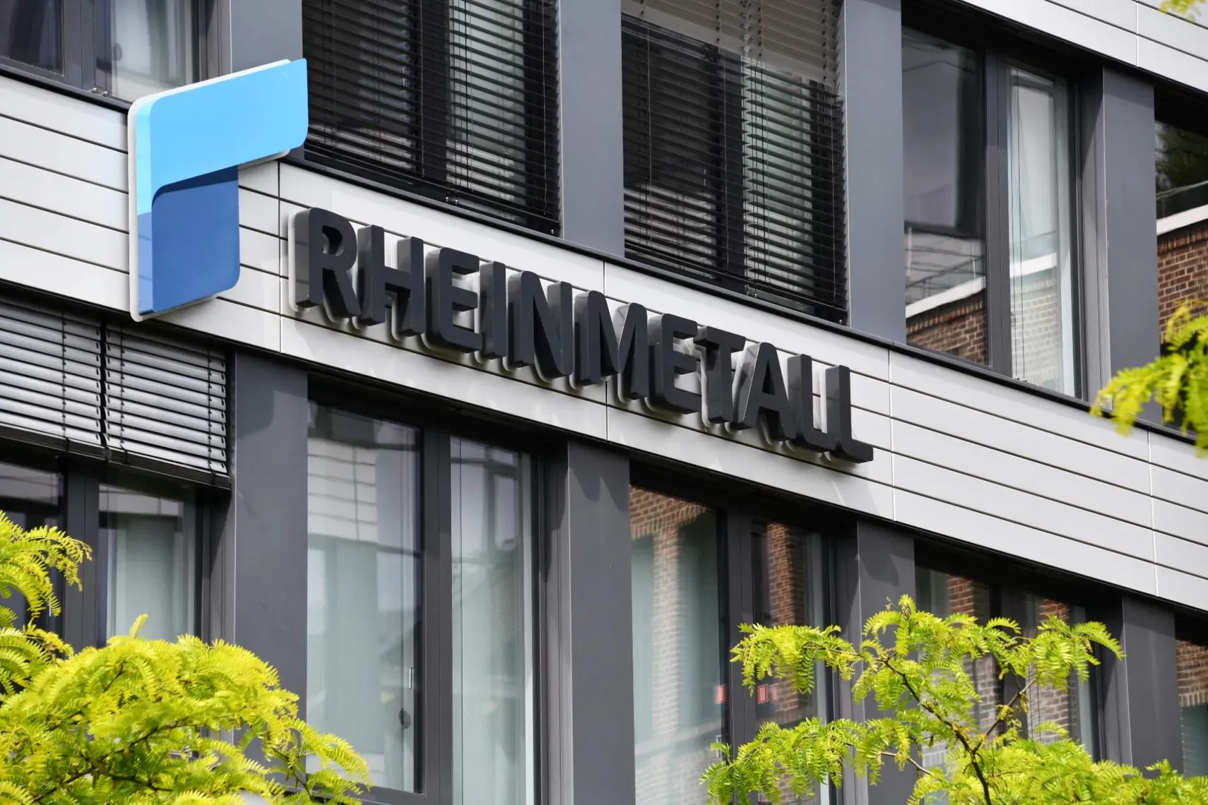 RHEINMETALL SUBE HOY CON LOS NUEVOS STRIKES — +40/45% DE VENTAS ESPERADAS EN 2026 Y CARTERA DE PEDIDOS DE €135,000 MILLONES