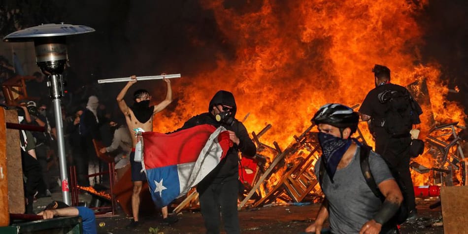 CUATRO "VÍCTIMAS DEL ESTALLIDO" SIGUEN COBRANDO PENSIÓN DE GRACIA DE POR VIDA AUNQUE LA JUSTICIA YA ABSOLVIÓ A SUS SUPUESTOS AGRESORES — UNO DE ELLOS LANZABA PIEDRAS A CARABINEROS SEGÚN EL PROPIO FALLO