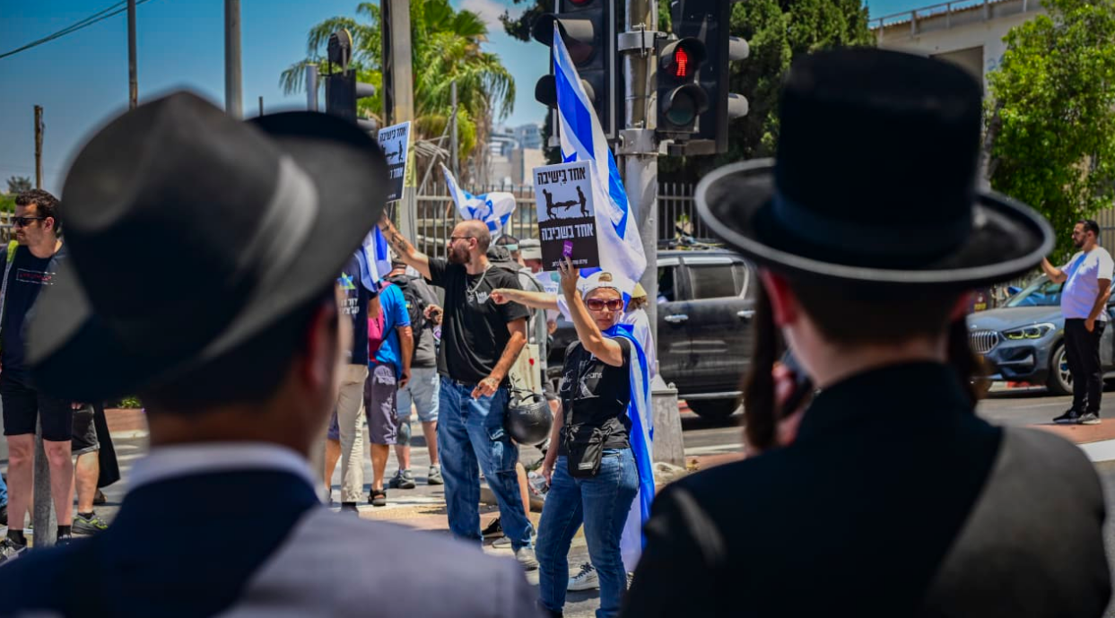EL PARTIDO ULTRAORTODOXO PARALIZA LA KNESSET PARA QUE LOS DESERTORES DEL SERVICIO MILITAR NO SEAN DETENIDOS, MIENTRAS LAS FDI YA ADVIRTIERON QUE PUEDEN COLAPSAR POR FALTA DE PERSONAL