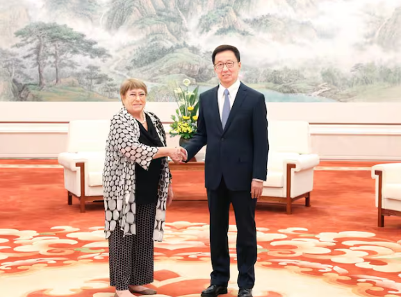 NO LA RECIBIÓ XI JINPING — UNA SEÑAL: BACHELET EN CHINA PARA CONSEGUIR VOTOS PARA LA ONU, PERO EL GIGANTE ASIÁTICO LE MANDA AL VICEPRESIDENTE