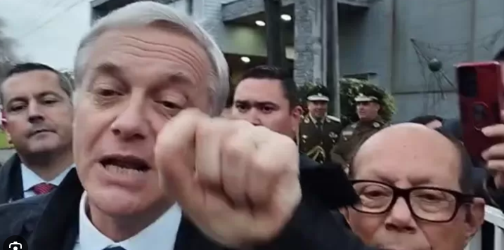 "VIVA LA LIBERTAD": KAST DISCUTE CON UNA MUJER QUE LO TRATÓ DE NAZI EN VILLARRICA, Y CARABINEROS LA DETIENE PORQUE TENÍA DOS ÓRDENES DE DETENCIÓN PENDIENTES