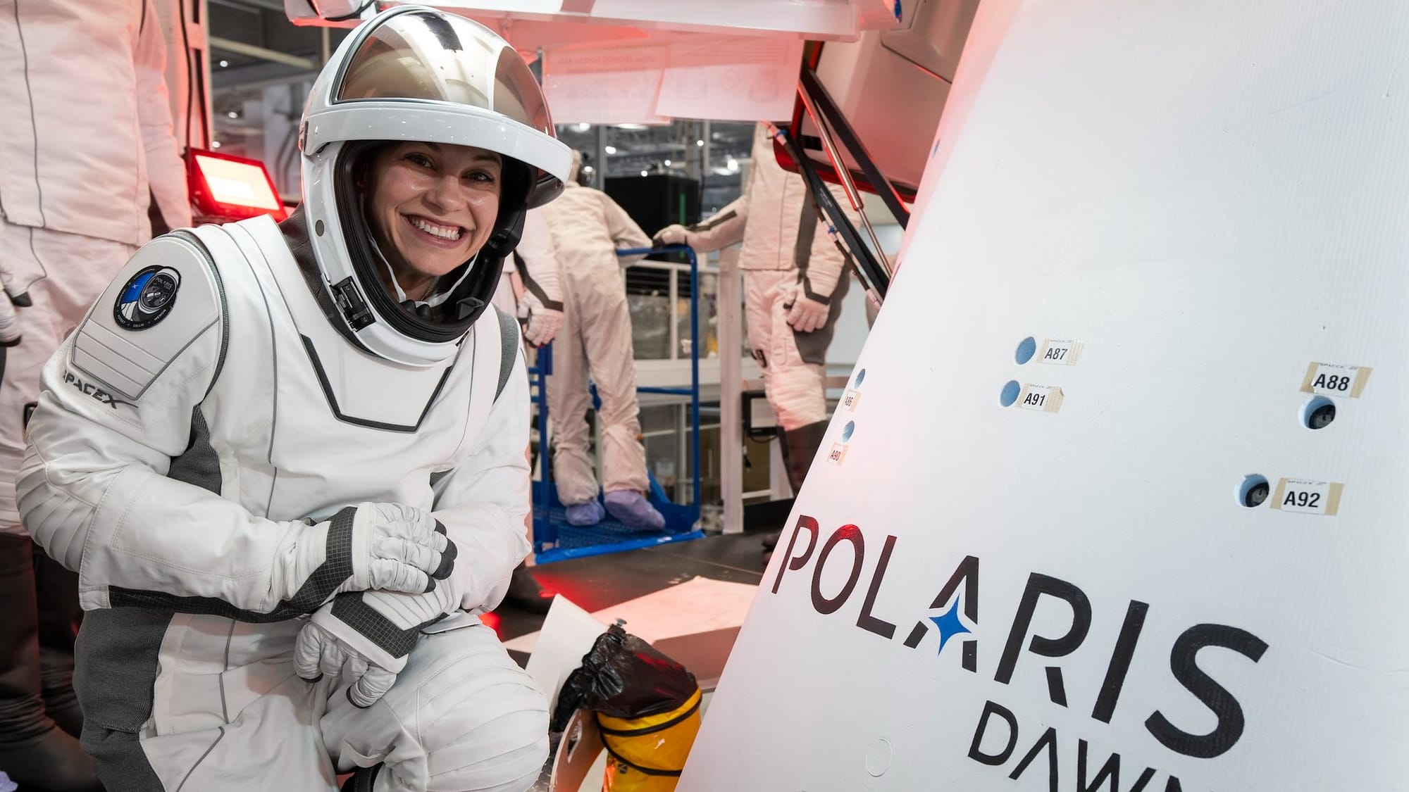 SPACEX CAE 4.6% · REUTERS: PODRÍA ENTRAR AL NASDAQ-100 EN UN MES POR VÍA RÁPIDA