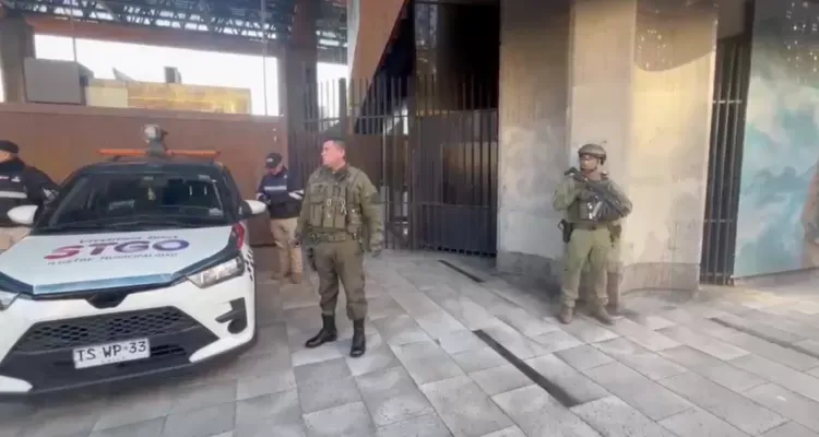 ESTO YA LO HEMOS VISTO ANTES: EVACUAN EL GAM, EL CENTRO DE JUSTICIA Y LOS JUZGADOS CIVILES DE SANTIAGO POR AMENAZA DE BOMBA, CON LA MINISTRA LINCOLAO ENTRE LOS EVACUADOS
