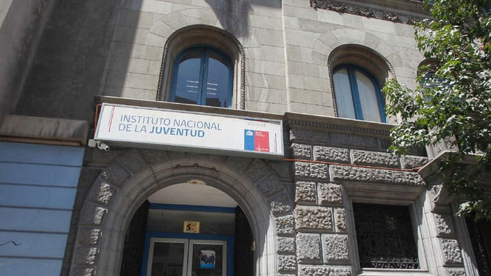 MÁS QUE INJUV PARECÍA INSTITUTO DE LA SENECTUD: SIETE FUNCIONARIOS CON HASTA 20 AÑOS DE TRAYECTORIA FUERON DESPEDIDOS EN LOS RÍOS, Y LA CIFRA EXPONE QUE EL ORGANISMO DE LA JUVENTUD LLEVABA AÑOS SIN JÓVENES DIRIGIÉNDOLO