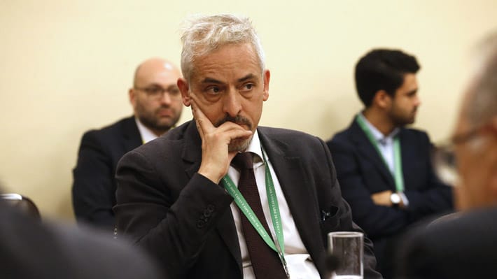 UN DELINCUENTE EN POTENCIA: CONTRALORÍA ABRE LA PUERTA A QUE LA CONDUCTA DE THAYER CONSTITUYA PREVARICACIÓN ADMINISTRATIVA, MIENTRAS LA UNIVERSIDAD CATÓLICA QUE LO EMPLEABA YA LO DESVINCULÓ POR EL ESCÁNDALO