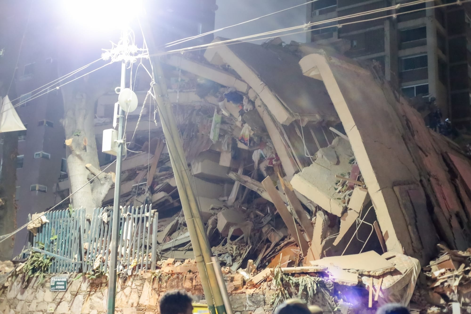 LA GUAIRA, ZONA DE DESASTRE: UN DOBLE TERREMOTO DE MAGNITUD 7,2 Y 7,5 DEJA A VENEZUELA EN ESTADO DE EMERGENCIA, CON UN BALANCE OFICIAL DE 32 MUERTOS QUE EL PROPIO GOBIERNO ADMITE QUE PODRÍA SER MUCHO MAYOR