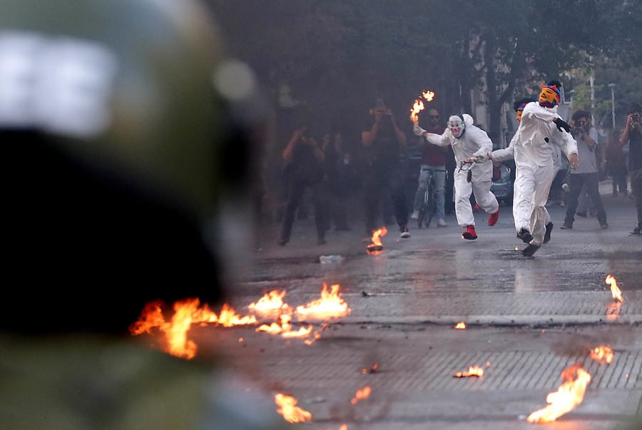 ENCAPUCHADOS PROVOCAN DESTROZOS DENTRO Y FUERA DEL INSTITUTO NACIONAL EN EL PRIMER DÍA DE CLASES TRAS VACACIONES DE INVIERNO
