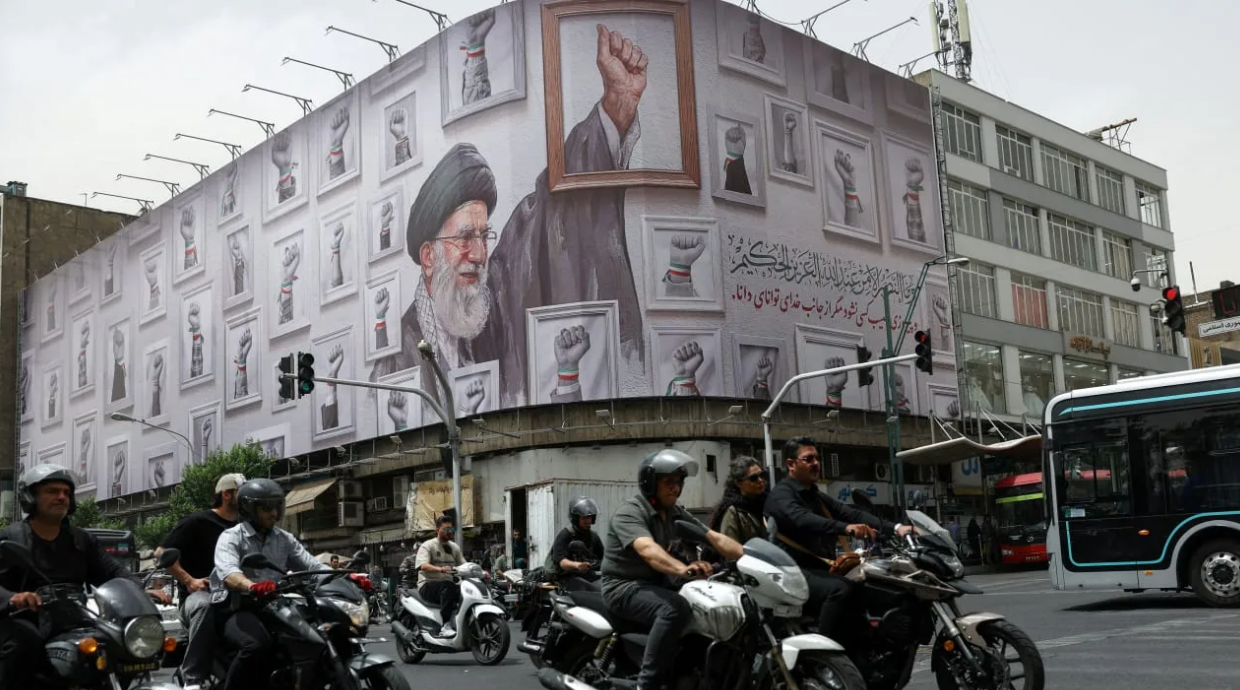 IRÁN ENTIERRA A KHAMENEI EN FUNERAL COMO "REFERÉNDUM"