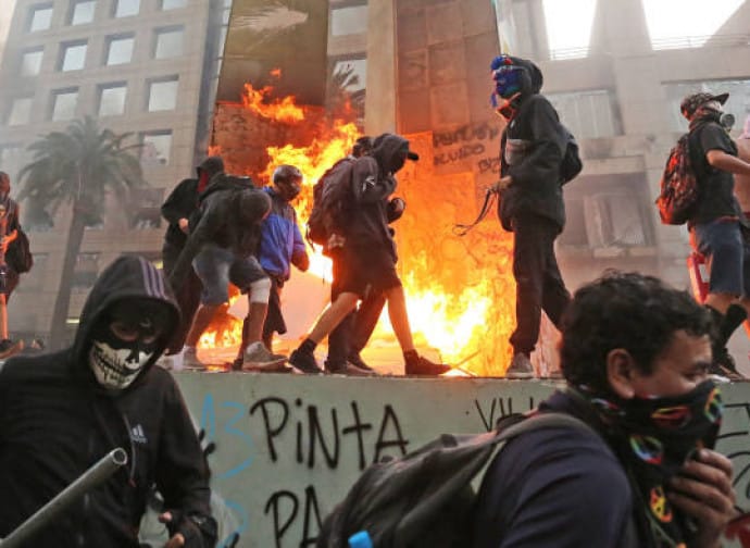 LOS COMUNISTAS NO APRENDEN, SIGUEN JUGANDO CON FUEGO: EL PC INSISTE EN DEROGAR LA LEY NAIN-RETAMAL EN PLENA OLEADA DE ATAQUES A CARABINEROS