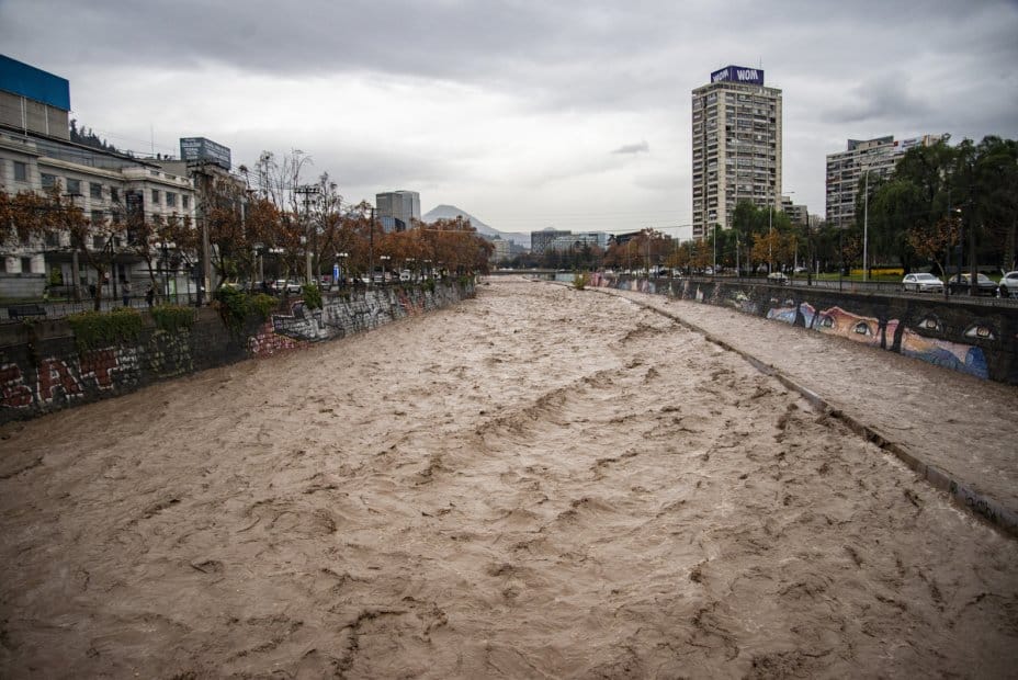 SANTIAGO ENFRENTA LA AMENAZA DE LAS PEORES LLUVIAS EN CASI 40 AÑOS: EL RÉCORD HISTÓRICO QUE PODRÍA QUEDAR SOLO POR DEBAJO DEL DE 1987