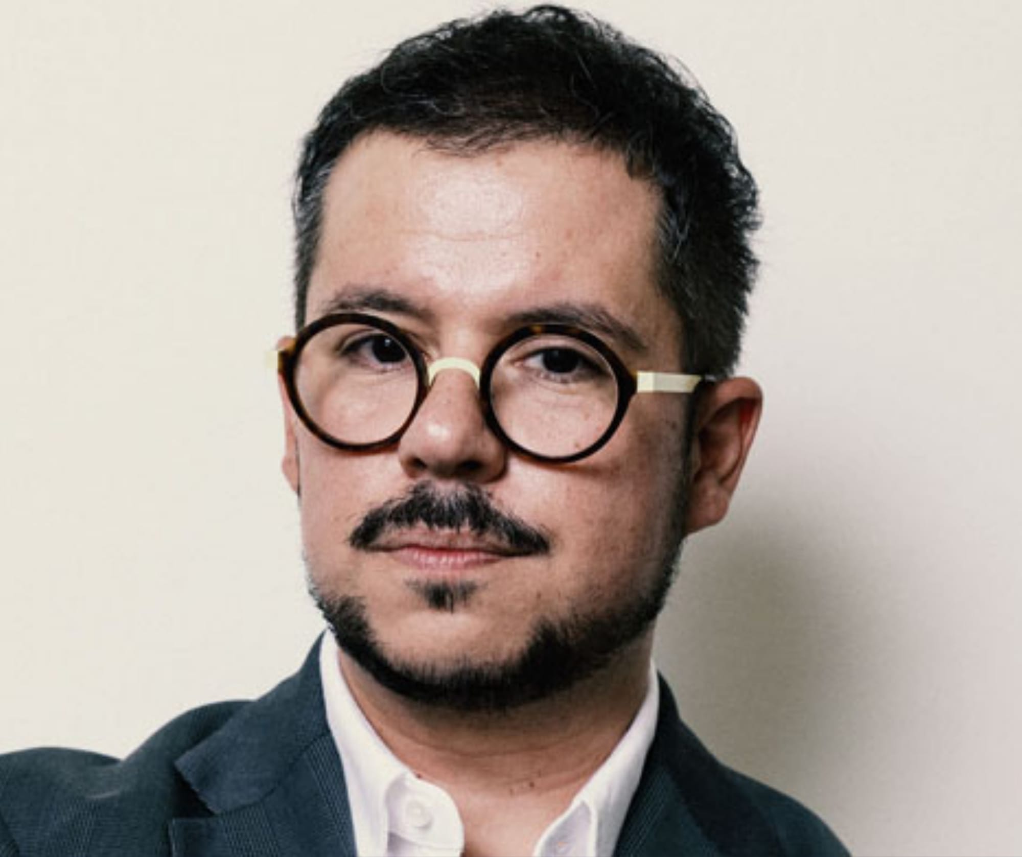 DESVERGONZADOS: EL EXEMBAJADOR VELASCO SE VA A MADRID A HACER UN DOCTORADO Y DESDE ALLÍ CRITICA A KAST CON LA MISMA VARA QUE NUNCA SE APLICÓ A SÍ MISMO