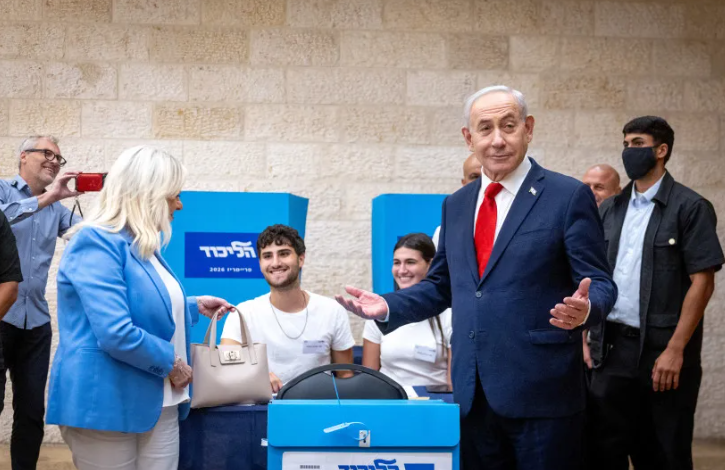 LAS PRIMARIAS DEL LIKUD ENTRAN EN SU ETAPA DECISIVA: ELI COHEN LIDERA, MIENTRAS NETANYAHU YA MANIOBRA PARA BLOQUEAR A SUS PROPIOS CRÍTICOS