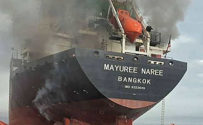 IRÁN MANTIENE CERRADO ORMUZ "HASTA QUE EEUU CUMPLA SUS COMPROMISOS", MIENTRAS TRUMP AMENAZA CON BOMBARDEAR A OMÁN Y EXIGE A TEHERÁN "IZAR LA BANDERA BLANCA"