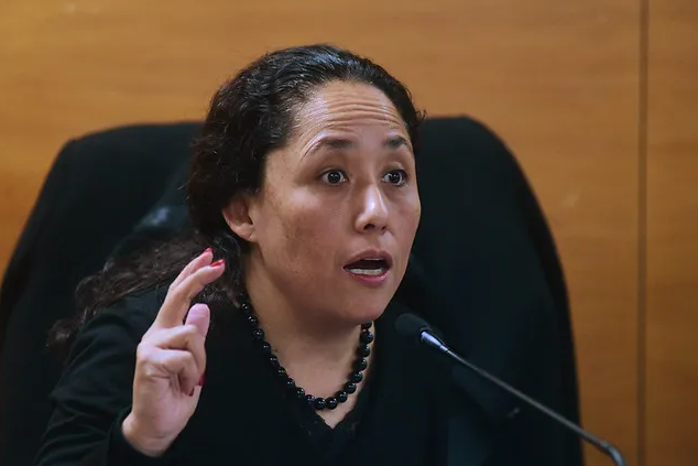 CUESTIONADA E INMUTABLE: LA FISCAL CHONG, TRAS AÑOS DE DERROTAS EN LOS CASOS DEL 18-O, RECIÉN AHORA DEJA LA CAUSA DEL ALTO MANDO DE CARABINEROS
