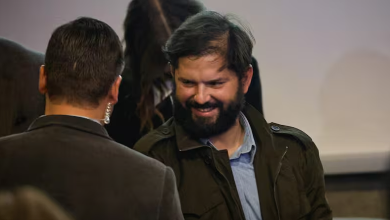DE VIAJE NUEVAMENTE EL PENSIONADO VIP: BORIC Y SU EQUIPO VUELAN A URUGUAY PARA UN FORO DE IZQUIERDA, MIENTRAS SUMA SU QUINTA CIUDAD EN GIRA INTERNACIONAL DESDE QUE DEJÓ EL PODER
