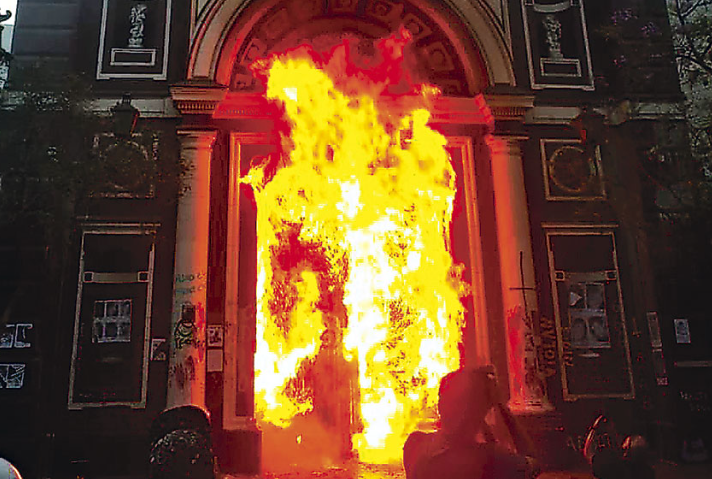 IDENTIFICADO EN VIDEO, PERO LIBRE: EL SUJETO QUE QUEMÓ LA IGLESIA DE LA VERACRUZ EN 2019 SIGUE SIN SER DETENIDO, MIENTRAS LA COMUNIDAD GASTA $1.600 MILLONES EN RECONSTRUIR LO QUE ÉL DESTRUYÓ