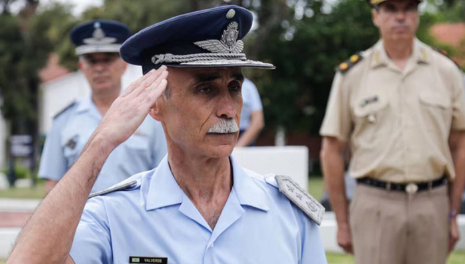 ARRASTRANDO EL PONCHO, "LOS CHE": NO ES LA PRIMERA VEZ QUE UN JEFE MILITAR ARGENTINO SE ATRIBUYE MAGALLANES, Y EL GOBIERNO DE KAST YA RESPONDIÓ CON TODO SU PESO