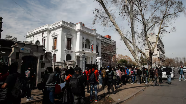 CAOS EN LA EMBAJADA DE HAITÍ: LA BUROCRACIA QUE DEJÓ A CENTENARES DE MIGRANTES SIN RESPUESTAS