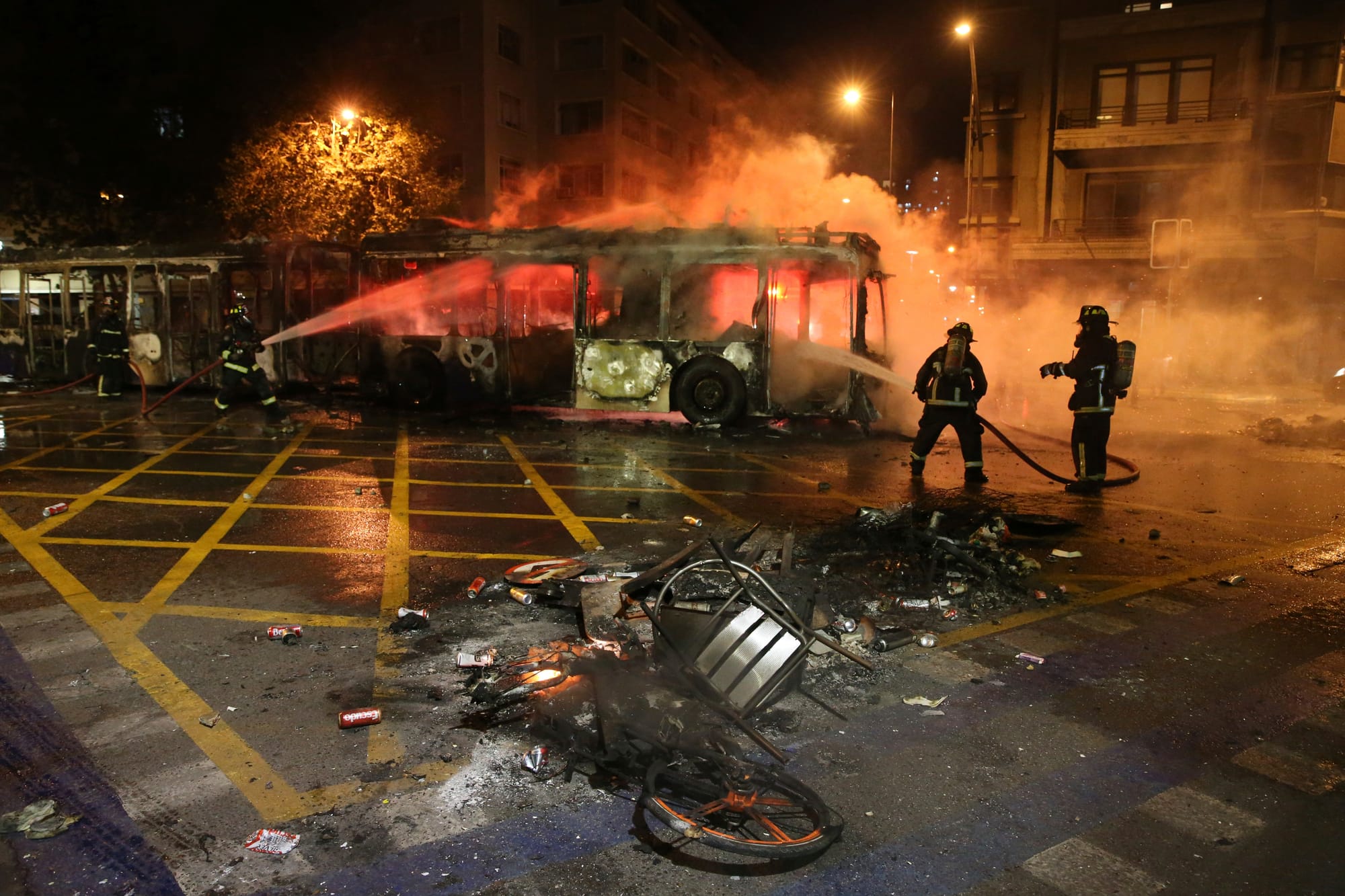 NADIE EN CHILE SABE QUÉ PASÓ EN OCTUBRE DE 2019. INCREÍBLE: SEIS AÑOS DESPUÉS, LA COMISIÓN DEL 18-O CIERRA SU TRABAJO SIN IDENTIFICAR A UN SOLO INSTIGADOR, Y CHILE VAMOS RECHAZA QUE SE CULPE A PIÑERA
