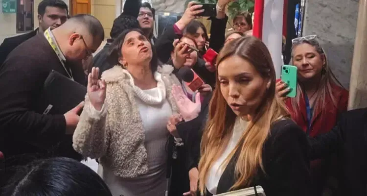 AMBAS INDIGNAS: CAMPILLAI Y FLORES PROTAGONIZAN UN ESPECTÁCULO BOCHORNOSO QUE OBLIGA AL SENADO A INTERVENIR