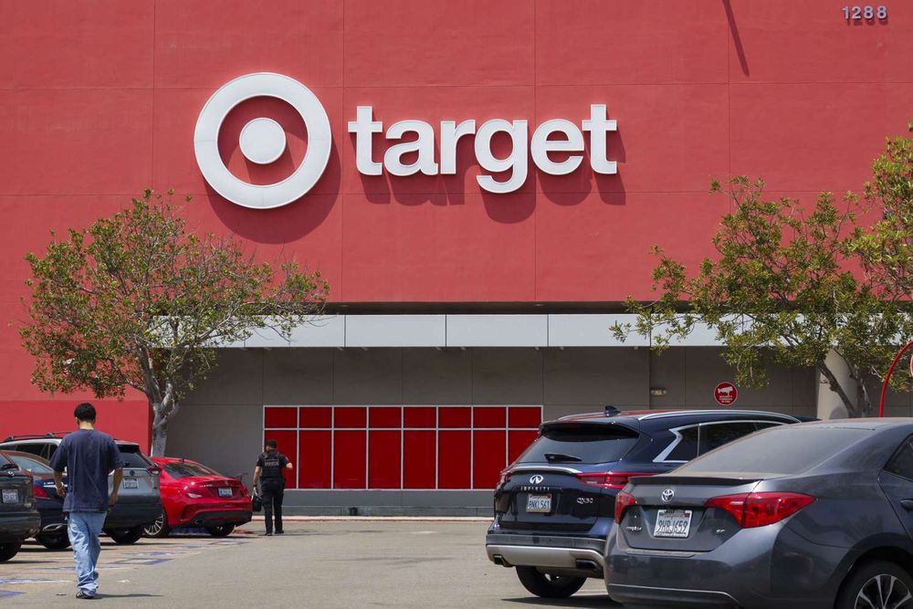 TARGET REPORTA MAÑANA MIÉRCOLES — "MOVING FROM USING AI TO RUNNING ON AI" · ¿PUEDE SORPRENDER DONDE WALMART FALLÓ? post image