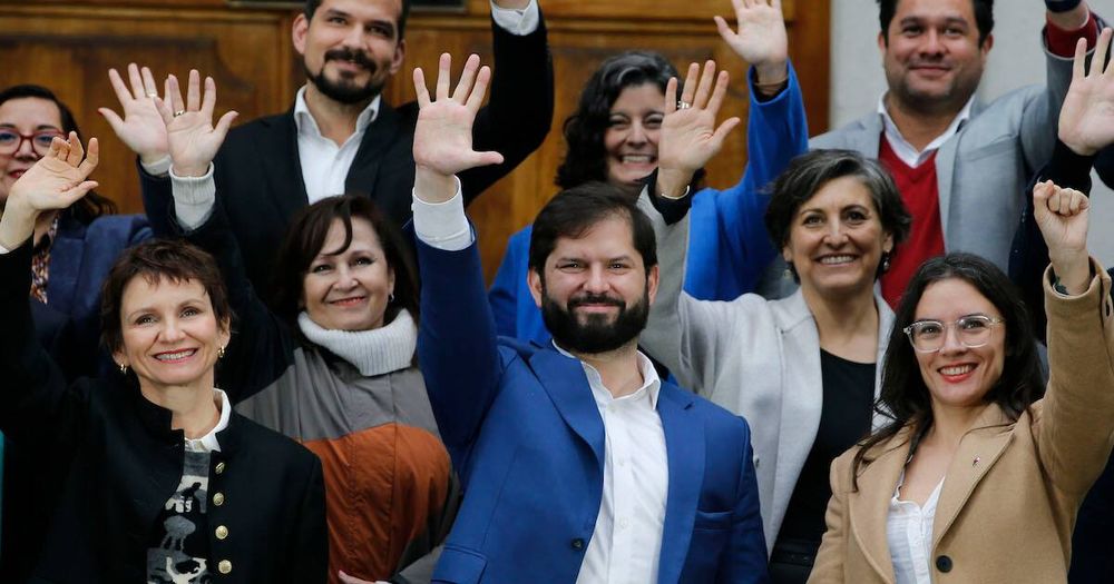 LUCRAN HASTA CON SUS DESASTRES: «CONFESIONES DE PALACIO» DEVELA LAS CLOACAS POLÍTICAS, LAS OPERACIONES DE PASILLO Y LA RAPIÑA BUROCRÁTICA DEL GOBIERNO DE BORIC POR DENTRO post image