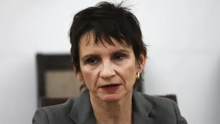 ¿CÓMO PRETENDE DAR CÁTEDRAS DE ÉTICA?: LA IRRUPCIÓN DE CAROLINA TOHÁ EN DEFENSA DE GRAU COMPLETA EL BLINDAJE DE LA CENTROIZQUIERDA AL DESCALABRO DE LA DEUDA PÚBLICA post image