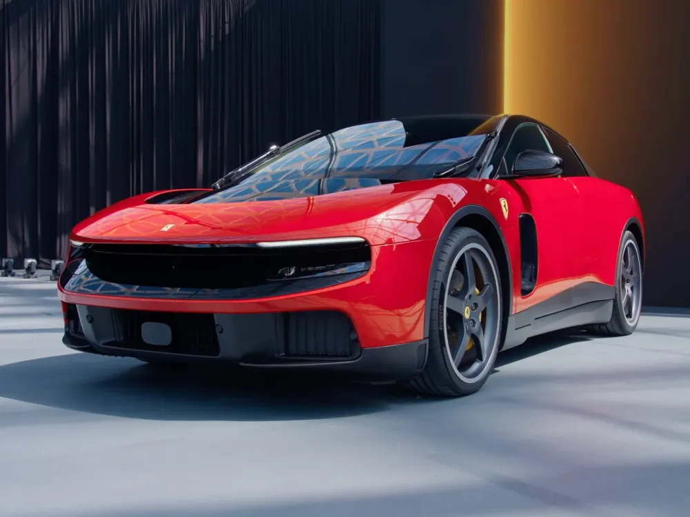FERRARI CAE −8% EN MILÁN TRAS PRESENTAR EL LUCE — SU PRIMER COCHE ELÉCTRICO DECEPCIONA AL MERCADO post image
