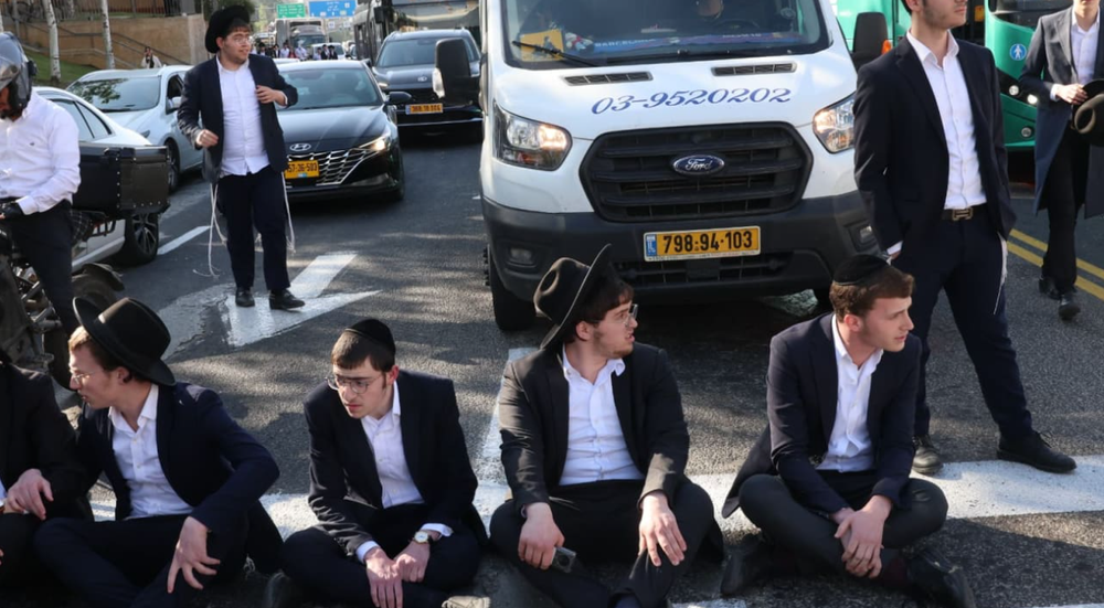 ESTADO DE DERECHO E INSTITUCIONALIDAD MILITAR: LA POLICÍA DISPERSA GRAVES DISTURBIOS ULTRAORTODOXOS TRAS LA CAPTURA DE UN DESERTOR EN JERUSALÉN post image