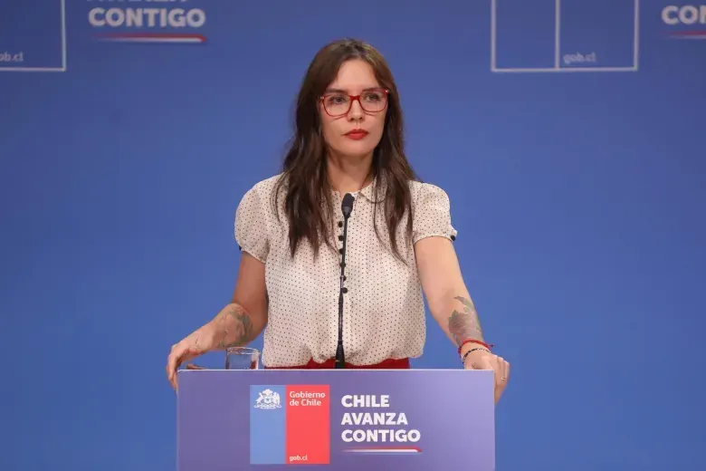 LA MINISTRA QUE PREDICABA PROBIDAD Y OCULTÓ QUE SU FAMILIA COBRABA MILLONES AL ESTADO: EL ESCÁNDALO DE CAMILA VALLEJO QUE EL LÍBERO DESTAPÓ post image