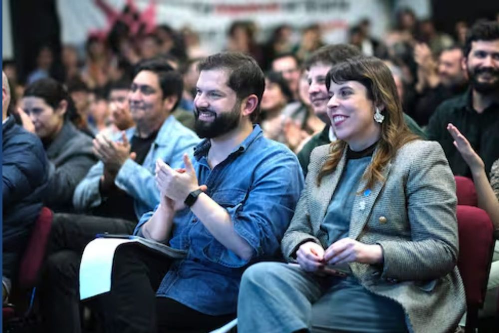 NADIE LES COBRARÁ LA CUENTA Y SE LO ROBARON TODO: EL FRENTE AMPLIO SE REÚNE A DEBATIR SU FUTURO Y DECIDE BLINDAR A BORIC SIN UNA SOLA AUTOCRÍTICA FORMAL post image
