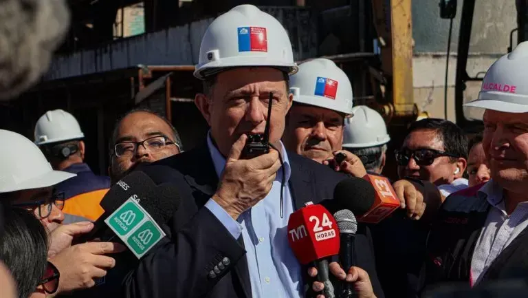 PEGUE PODUJE PEGUE: EL MINISTRO DE VIVIENDA MÁS DIRECTO EN DÉCADAS ENFRENTA A ACTIVISTAS, CONSTRUCTORAS Y ACADÉMICOS — Y NO SE DISCULPA CON NINGUNO post image
