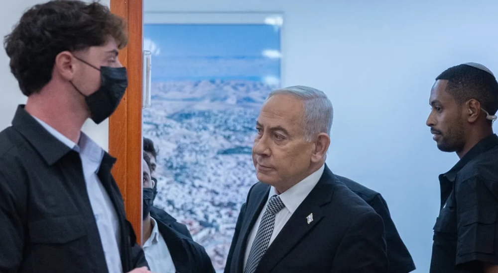 "ESTO ES UNA DISTORSIÓN MASIVA DE LA JUSTICIA": NETANYAHU ENFRENTA UN JUICIO QUE PODRÍA EXTENDERSE HASTA 2028, MIENTRAS SU PROPIO ABOGADO COMPARA EL CALENDARIO PROPUESTO CON EL JUICIO DE EICHMANN post image