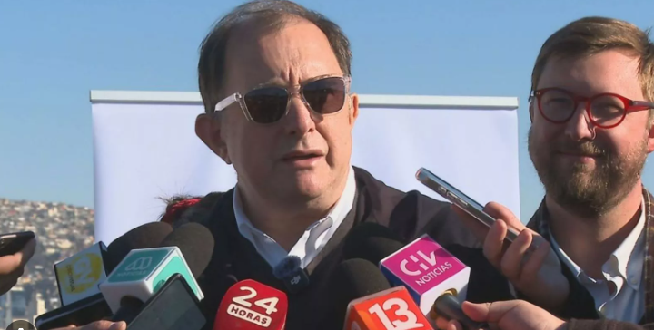 "ESO NO ES POBREZA, ESO ES FRESCURA": PODUJE DENUNCIA CASAS DE TRES PISOS Y TRES AUTOS EN TERRENOS DE 500 METROS DENTRO DE LA TOMA DE SAN ANTONIO, MIENTRAS EL DESALOJO COMIENZA ESTE MARTES CON 120 CARABINEROS post image