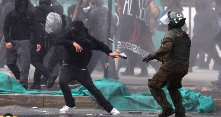 LA CONFECH CONVOCA A LA VIOLENCIA Y DESPUÉS LLORA REPRESIÓN: EL MANUAL COMPLETO DE LA IZQUIERDA ESTUDIANTIL PARA DESESTABILIZAR CHILE post image