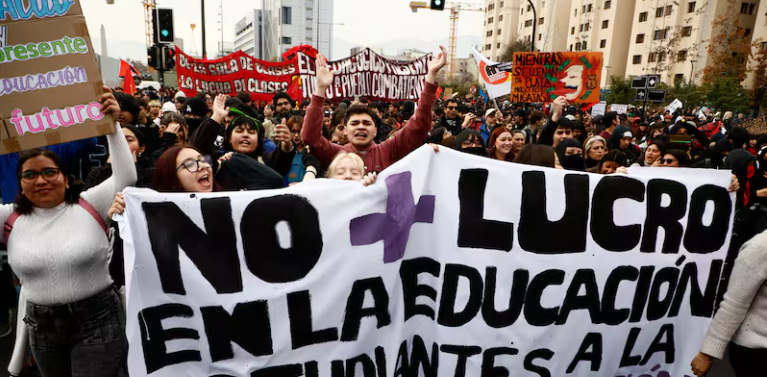 EL FRUTO DEL ADOCTRINAMIENTO: MANIFESTANTES QUE NO SABEN DE QUÉ HABLAN — LA REALIDAD QUE EL PC Y EL FA SEMBRARON EN CHILE post image