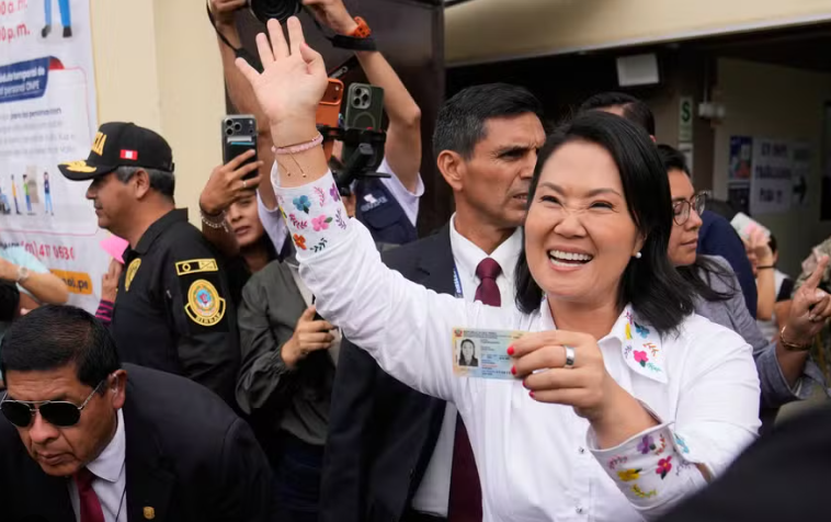 PERÚ AL BORDE DEL ABISMO: FUJIMORI LIDERA POR 1.303 VOTOS CON 98% DEL ESCRUTINIO Y EL RESULTADO PUEDE CAMBIAR post image