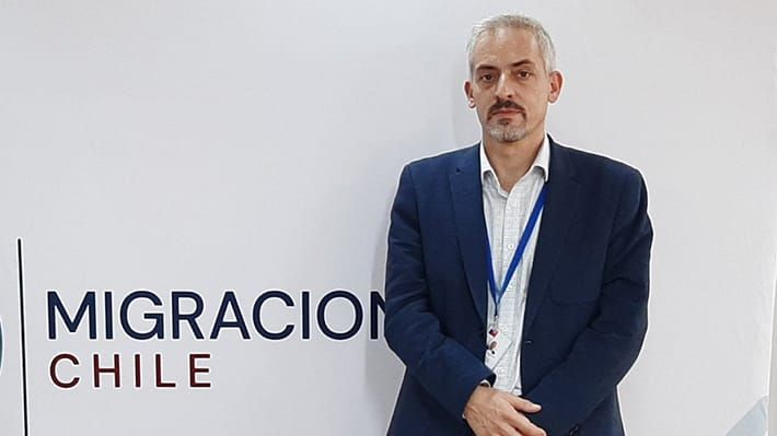 SOCIÓLOGO DE LA ARCIS, ESO DICE MUCHO: EL PERFIL IDEOLÓGICO DE LUIS THAYER EXPLICA POR QUÉ EL EXDIRECTOR DE MIGRACIONES MINIMIZÓ EL CASO DE LOS NIÑOS HAITIANOS COMO UN DEBATE "EXAGERADO" E "IRRACIONAL" post image